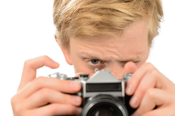 Rapaz fotografando com câmera retro — Fotografia de Stock