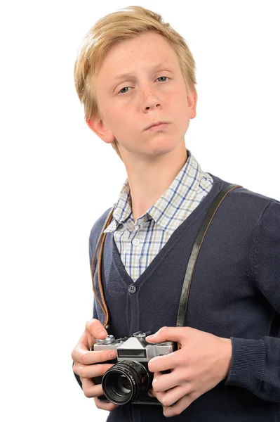 Nastoletni chłopiec aparatem retro — Zdjęcie stockowe