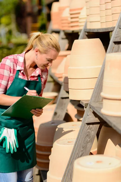 Giardino donna scrivere note — Foto Stock