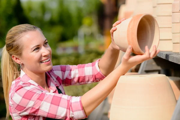 Vrouw potten zetten plank — Stockfoto