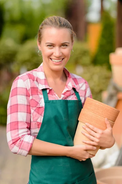 Frau mit Tontöpfen — Stockfoto