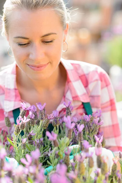 Donna con fiori viola — Foto Stock