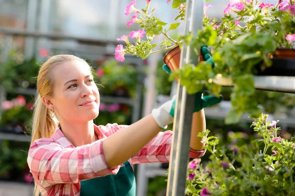 Arbeiterin mit Blumen — Stockfoto