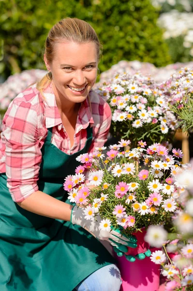 Kvinna med krukväxter blommor — Stockfoto