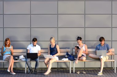 Üniversite öğrencileri internet bilgisayar bağımlılığı