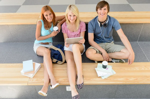 Estudantes com tablet e livros — Fotografia de Stock