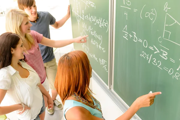 Los estudiantes escriben en pizarra verde — Foto de Stock