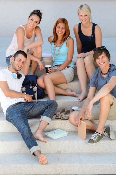 Schüler sitzen auf Schultreppe — Stockfoto