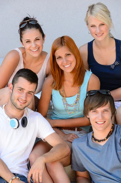 College student vrienden glimlachen — Stockfoto