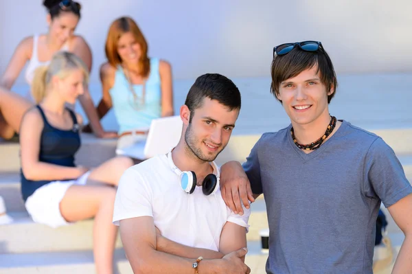 Два студента стоят за пределами колледжа летом — стоковое фото