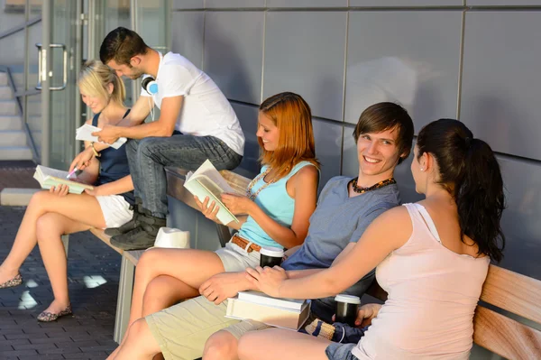 Grupp studenter med böcker — Stockfoto