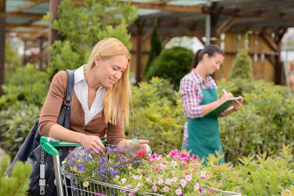 Femme faisant du shopping pour des fleurs — Photo