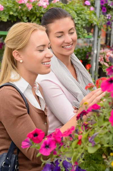 Kvinnor väljer blommor — Stockfoto
