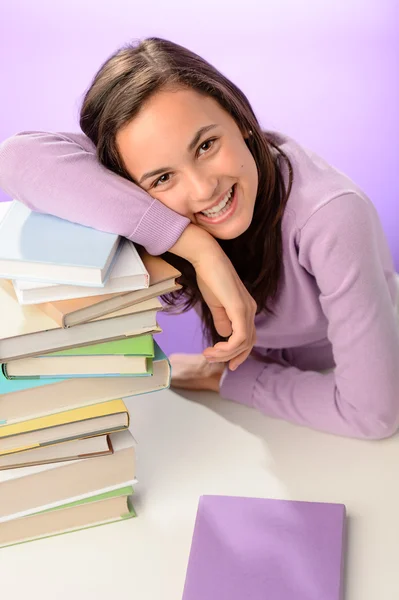 Dívka položenou hlavu na knihy — Stock fotografie