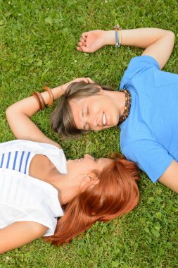 romantik aşk genç çift çim üzerinde yalan
