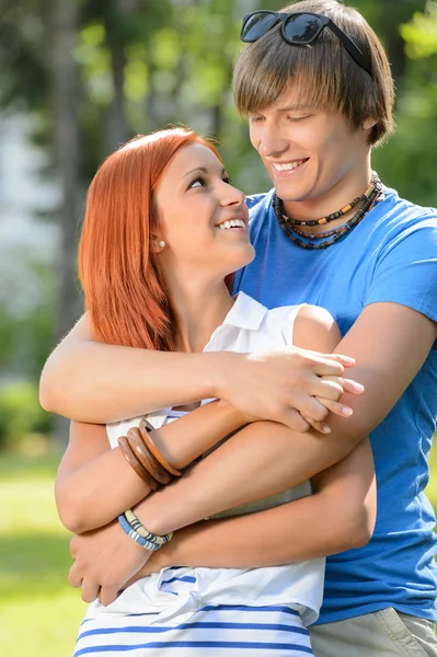 Romantisches Paar, das sich umarmt und anschaut — Stockfoto