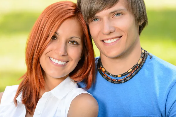 Adolescente pareja enamorada sonriente día soleado —  Fotos de Stock