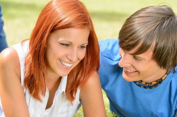 Erste Liebe Teenager Paar genießen sonnigen Tag — Stockfoto