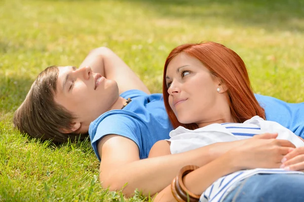 Romantické teenage pár ležet na trávě v létě — Stock fotografie