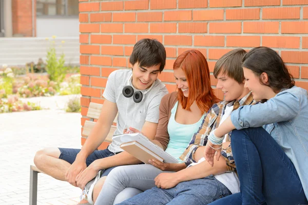 Student vrienden samen studeren buiten campus — Stockfoto