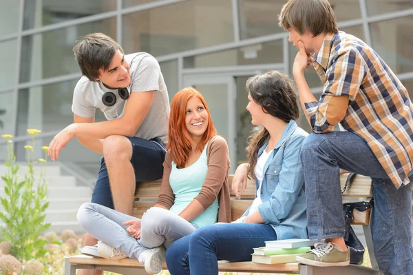 Groep vrienden zitten Bank buiten college — Stockfoto