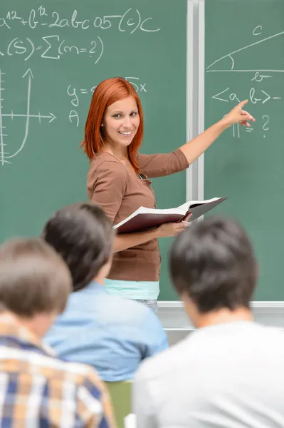 黒板で指している数学学生少女 — ストック写真