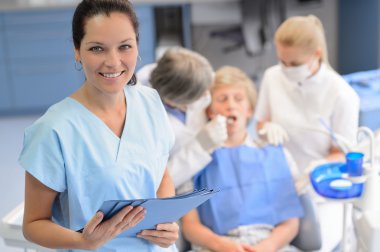 profesyonel diş hekimi ekip check-up genç hasta