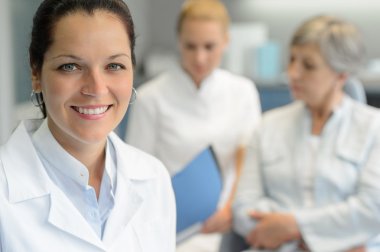 profesyonel diş hekimi kadın hemşire hastayla