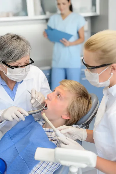 Enfermera dentista tratamiento dental paciente adolescente — Foto de Stock