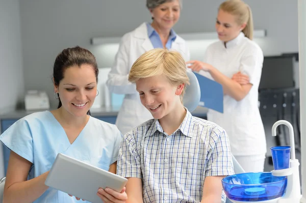 Teenage patiënt met professionele tandarts punt tablet — Stockfoto
