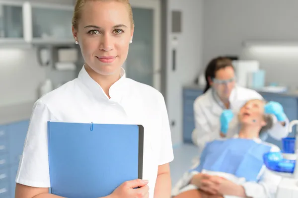 Zahnarzthelferin untersucht Patientin — Stockfoto