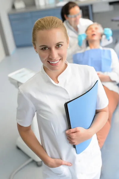 Asistente dental paciente de chequeo del dentista — Foto de Stock