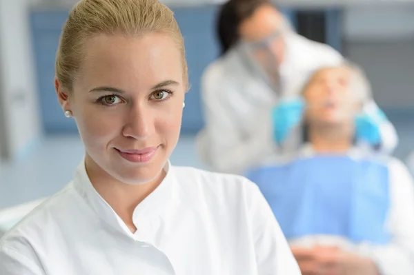 Assistente dentale primo piano paziente di controllo dentista — Foto Stock