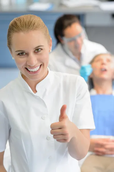Tandsköterska tandläkare checkup patienten thumbup — Stockfoto