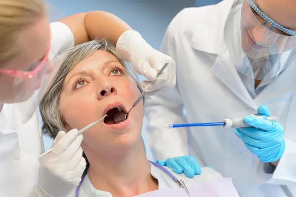 Tandheelkundige selectievakje oudere vrouw patiënt tandarts team — Stockfoto