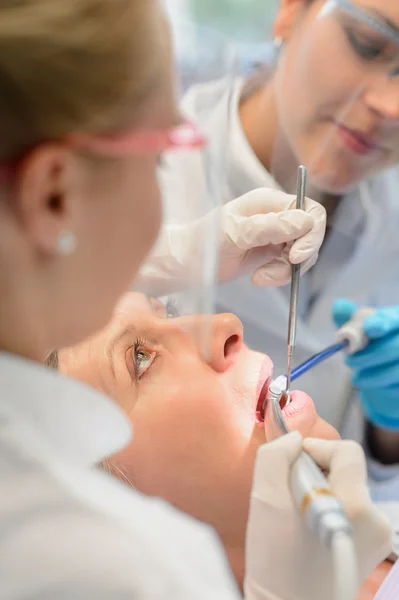 Equipo dental profesional chequeo paciente mujer —  Fotos de Stock