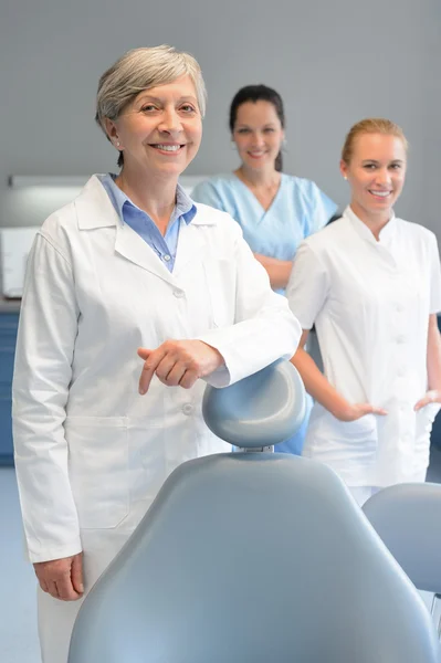 Profissional dentista mulher equipe na cirurgia dentária — Fotografia de Stock