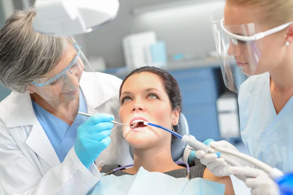 Женщина пациент стоматолог проверить команду стоматолога — стоковое фото