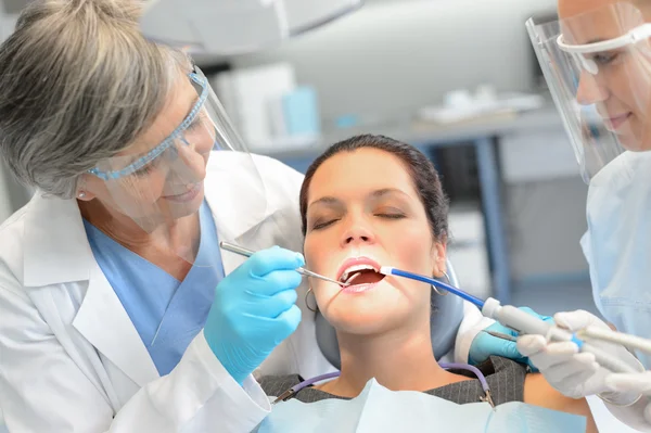 Dental check femme patient dentiste équipe — Photo