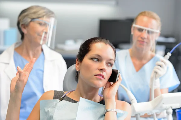 Imeducata donna d'affari al telefono nello studio dentistico — Foto Stock