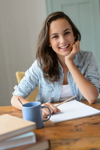 Student tjej studerar hemma — Stockfoto