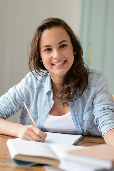 Estudiante chica estudiando en casa —  Fotos de Stock