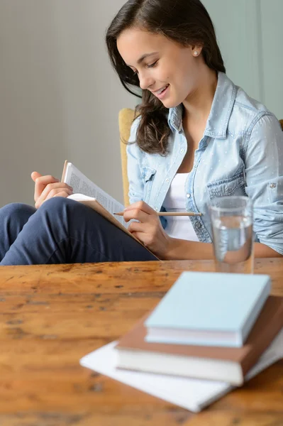 Estudiante leyendo libro en casa — Foto de Stock