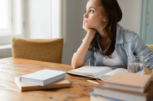 Estudiante sentada en casa — Foto de Stock