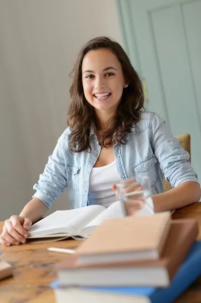 Menina adolescente estudando em casa — Fotografia de Stock