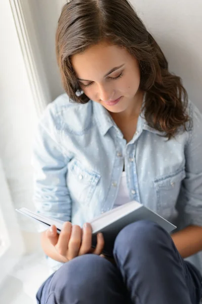 Tonårig flicka läsa bok — Stockfoto