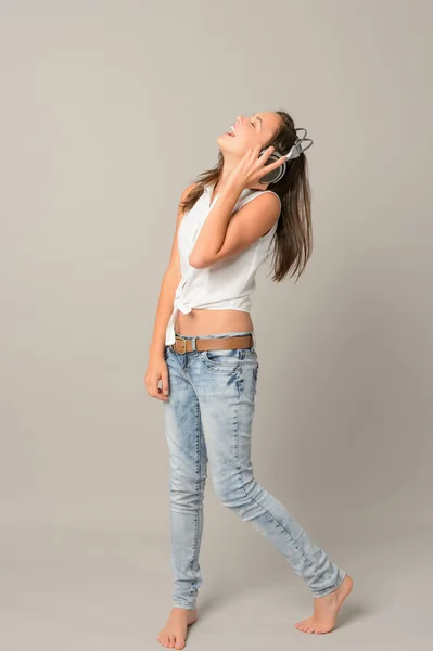 Tizenéves lány élvezheti a zenét — Stock Fotó