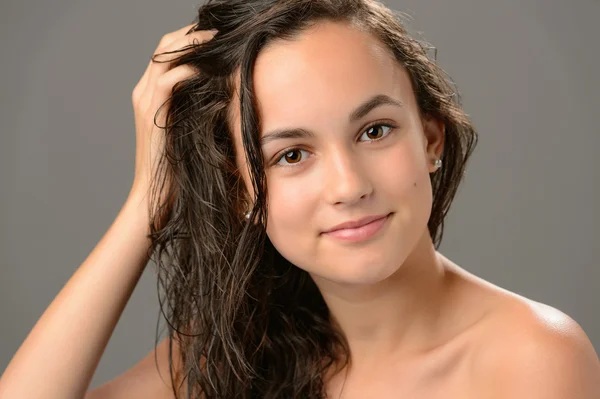 Adolescente chica con el pelo mojado —  Fotos de Stock