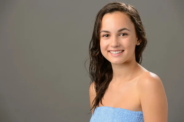 Menina adolescente com cabelo molhado — Fotografia de Stock