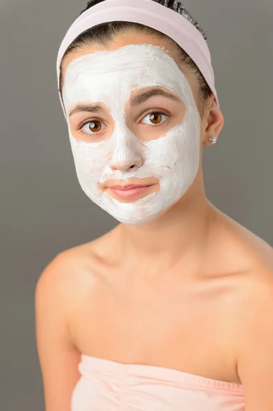 Ragazza adolescente con maschera facciale — Foto Stock